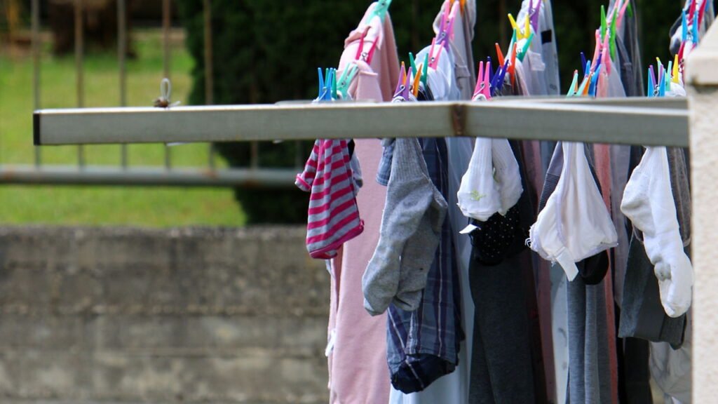 Truques pouco conhecidos para secar roupas mais rápido no inverno