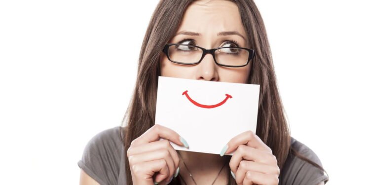 Sorriso Falso - Créditos: depositphotos.com / VGeorgiev