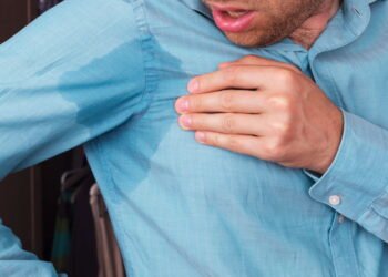 Suor em Excesso nas axilas, mãos ou rosto? Entenda as causas e soluções