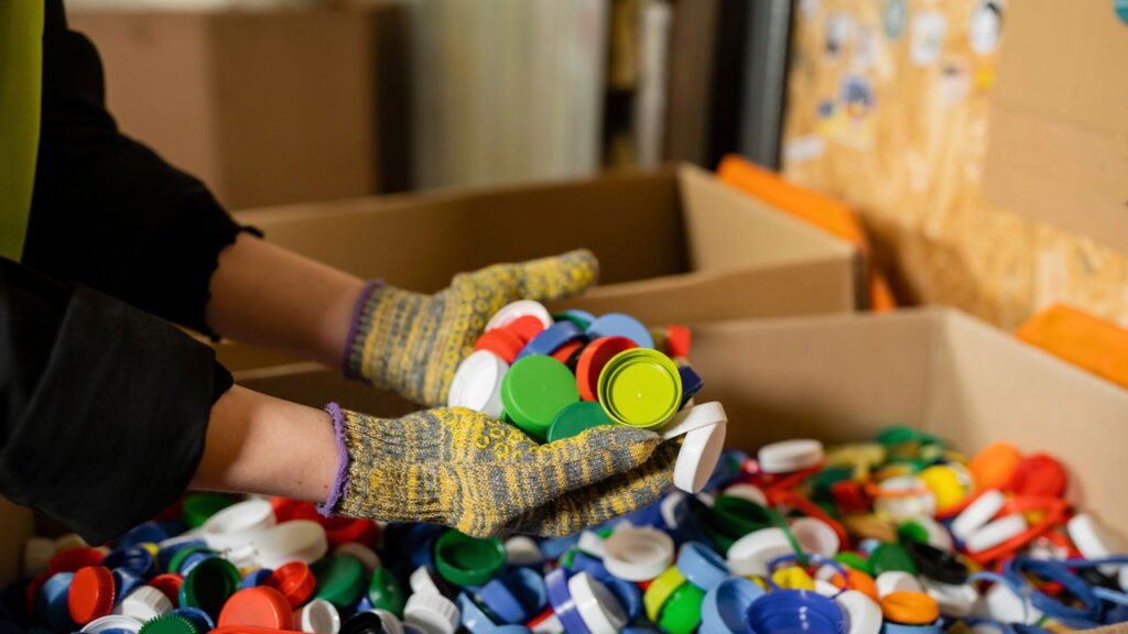 O poder oculto das tampinhas plásticas que pode mudar vidas