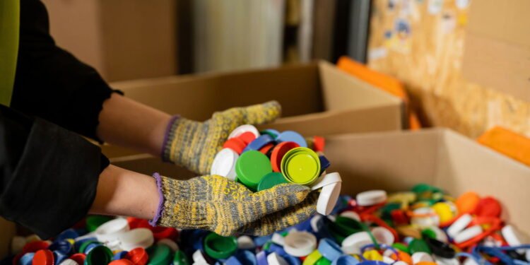 O poder oculto das tampinhas plásticas que pode mudar vidas