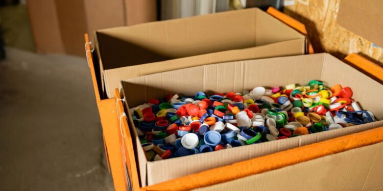 O poder oculto das tampinhas plásticas que pode mudar vidas