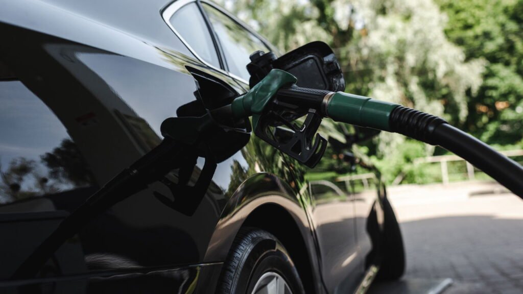 Encher o tanque ou abastecer aos poucos? Veja o que os especialistas dizem