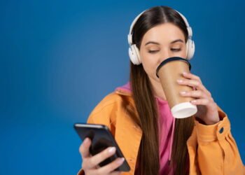 Adolescentes ficam desamparados nas redes sociais, aponta pesquisa