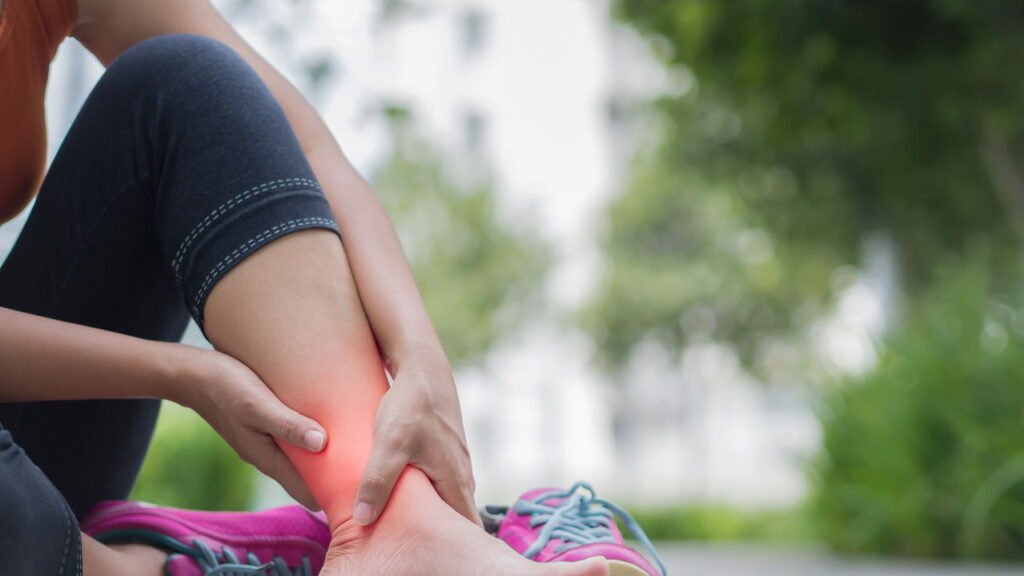 Exercício simples de 5 minutos para fazer em casa que fortalece tornozelos e joelhos