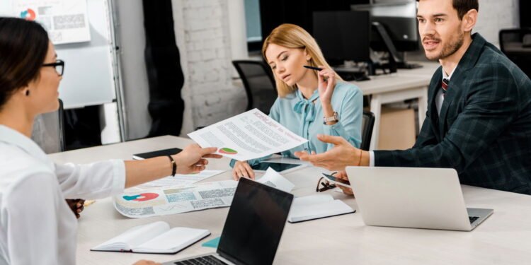 O hábito que você pratica no trabalho e melhora sua postura