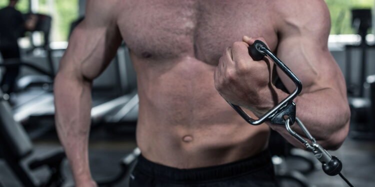 esse treino com halteres está chocando os iniciantes - Créditos: depositphotos.com / NatashaFedorova