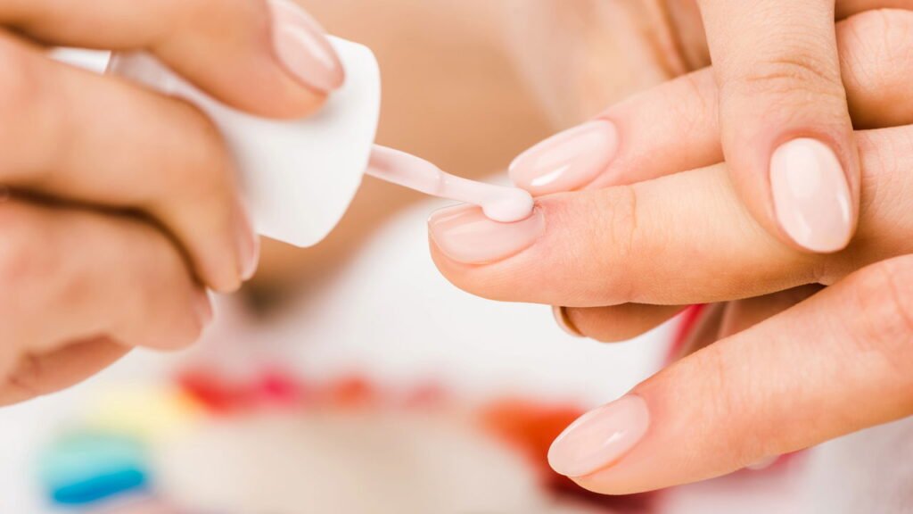 Essa cor nas unhas muda completamente a aparência das mãos