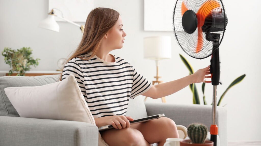 É por isso que você não deve dormir com o ventilador ligado a noite toda