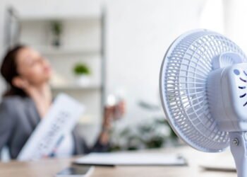É melhor usar o ventilador com as janelas abertas ou fechadas?