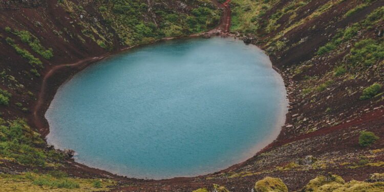 Cientistas apontam que vulcão submarino pode entrar em erupção