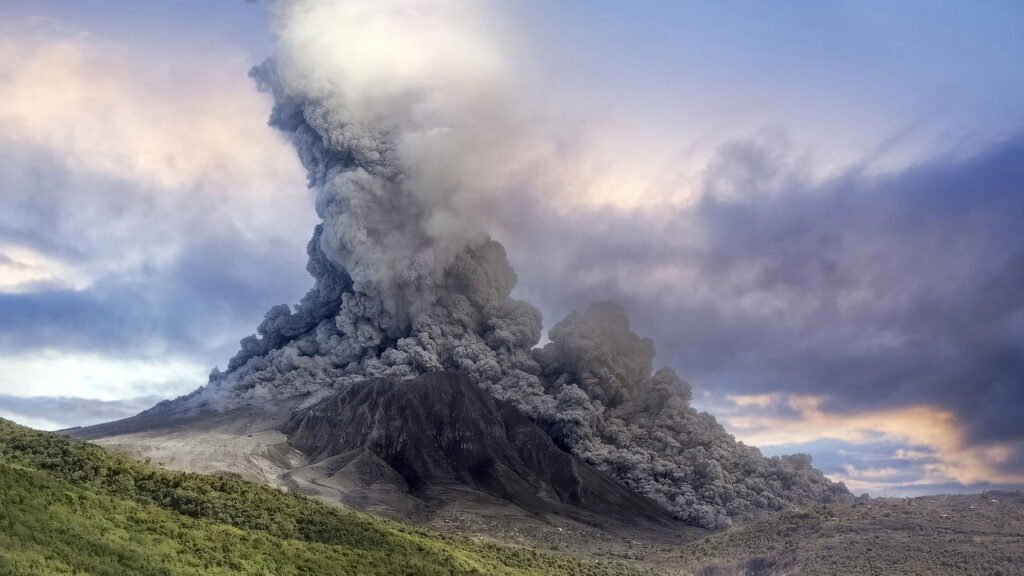 Cientistas apontam que vulcão submarino pode entrar em erupção