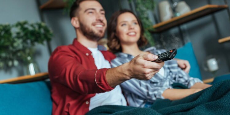 Assistindo TV // Créditos: depositphotos.com / VitalikRadko