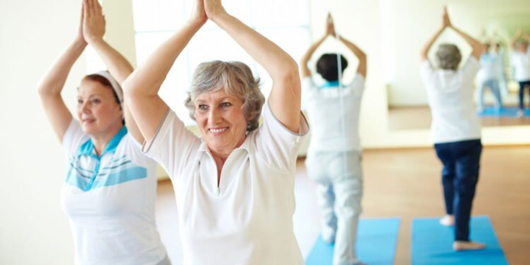 Exercício para quem tem mais de 65 anos e sofre com dores nas articulações