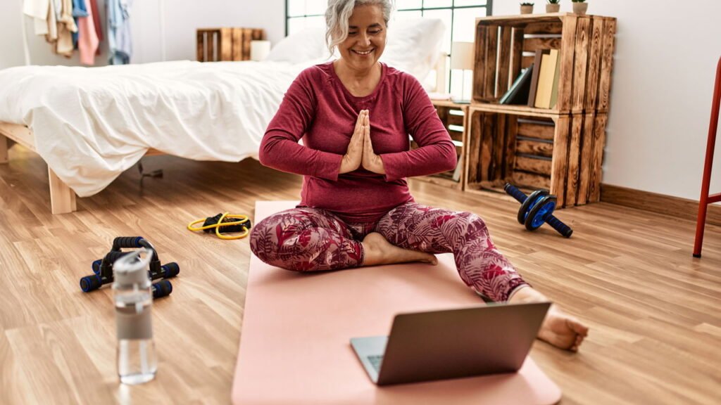 Exercício para quem tem mais de 65 anos e sofre com dores nas articulações