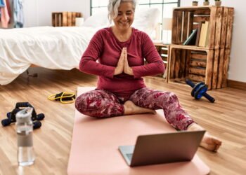 As melhores posturas de ioga para aliviar dores nas articulações após os 65 anos