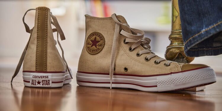 Limpeza suave com sabão neutro e secagem natural prolongam a durabilidade dos tênis All Star. // Créditos: depositphotos.com / jens.otte.web.de