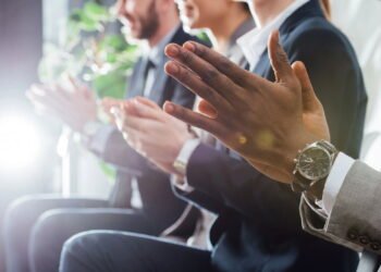 O que significa quando todos batem palmas no pouso do avião