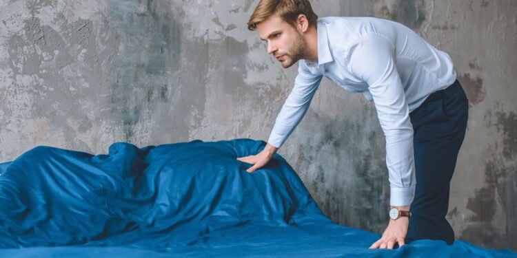 Arrumar a cama - Créditos: depositphotos.com / VitalikRadko