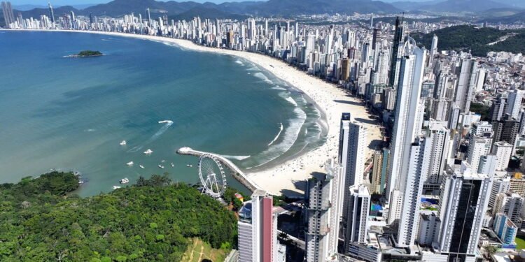 Por que essa cidade catarinense virou referência de vida à beira-mar