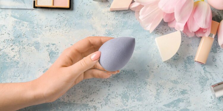 Esponja de maquiagem // Créditos: depositphotos.com / serezniy