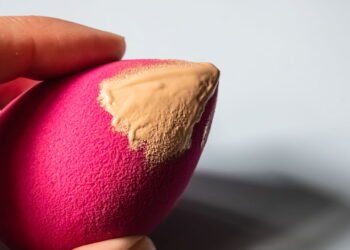 A forma mais fácil de livrar suas esponjas de maquiagem de bactérias