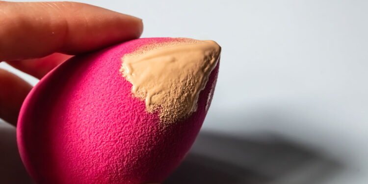 A forma mais fácil de livrar suas esponjas de maquiagem de bactérias