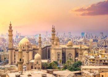 A cidade que surpreende o mundo com contraste entre ruínas e tecnologia