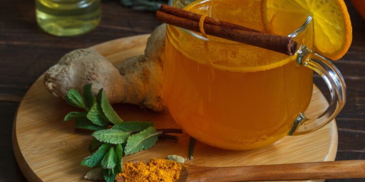 Chá de açafrão - Créditos: depositphotos.com / mromanovva@mail.ru