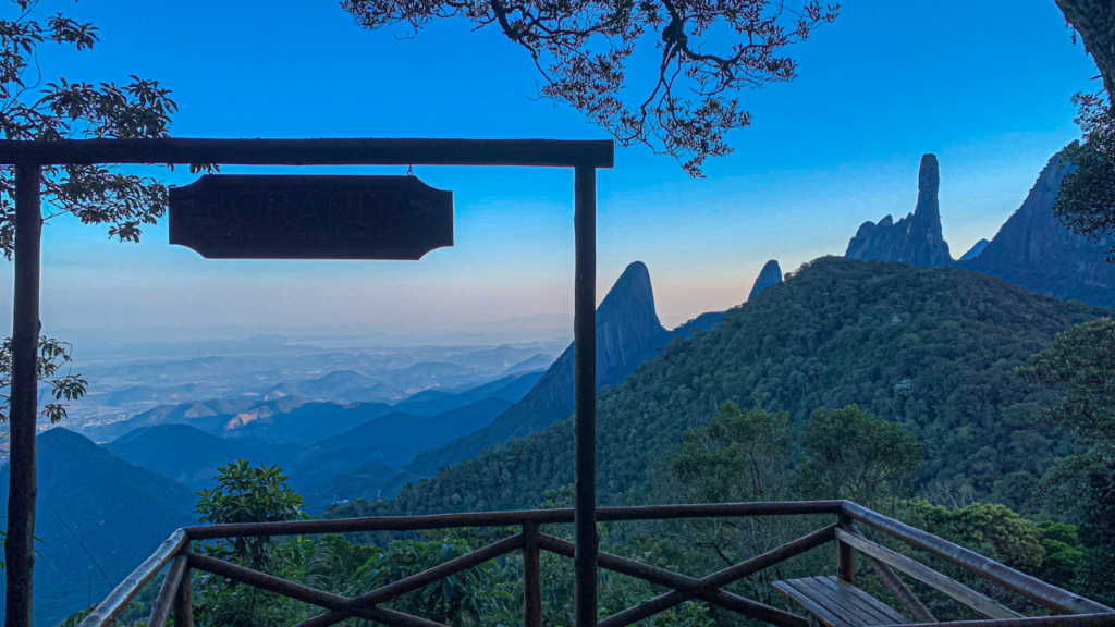 O Dedo de Deus revela um paraíso de montanhas quase intocado em uma cidade com clima europeu pouco conhecida