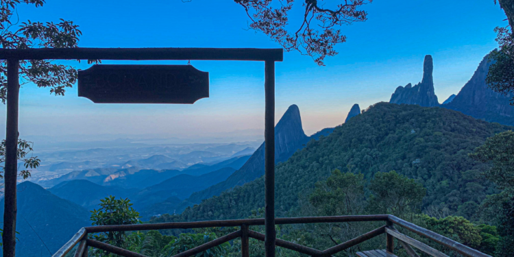O Dedo de Deus revela um paraíso de montanhas quase intocado em uma cidade com clima europeu pouco conhecida