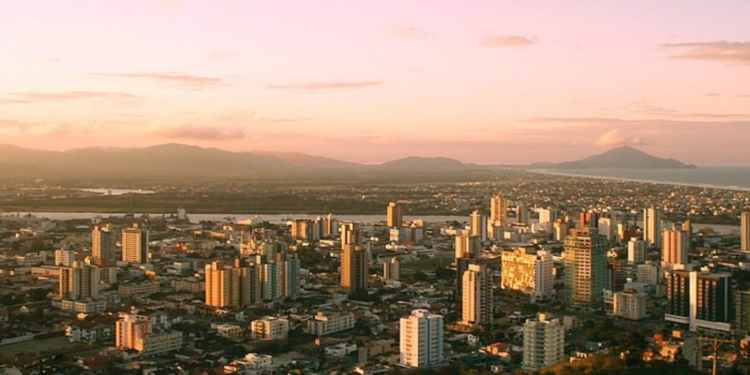 Itajaí é um município no litoral norte de Santa Catarina, conhecido pelo seu porto e indústria pesqueira. // Reprodução: Wikipédia