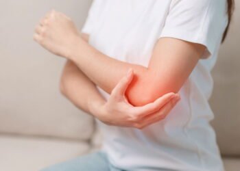 Você sente dor no cotovelo ao dobrar o braço? Pode ser mais sério do que imagina