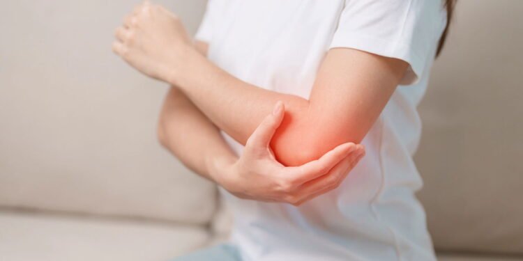Você sente dor no cotovelo ao dobrar o braço? Pode ser mais sério do que imagina