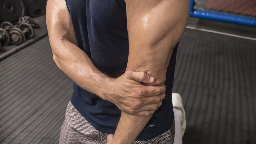 Você sente dor no cotovelo ao dobrar o braço? Pode ser mais sério do que imagina