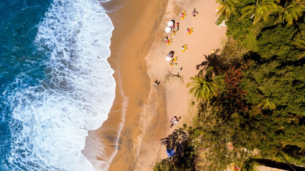 A ilha marítima brasileira que encanta com mais de 40 praias incríveis
