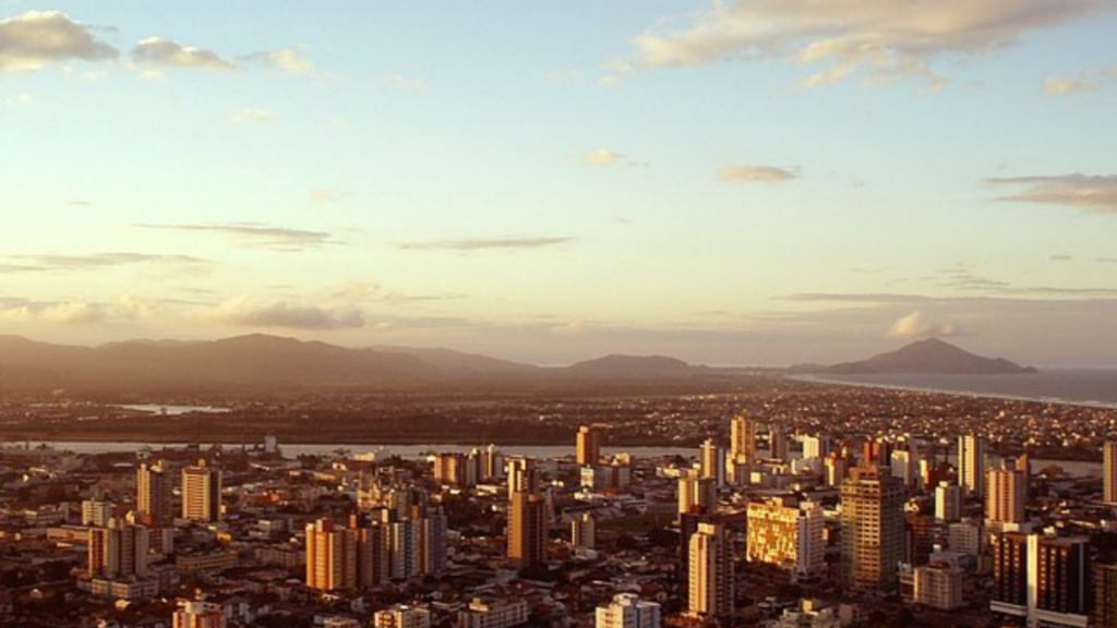 Essa cidade portuária surpreende com qualidade de vida e mar cristalino