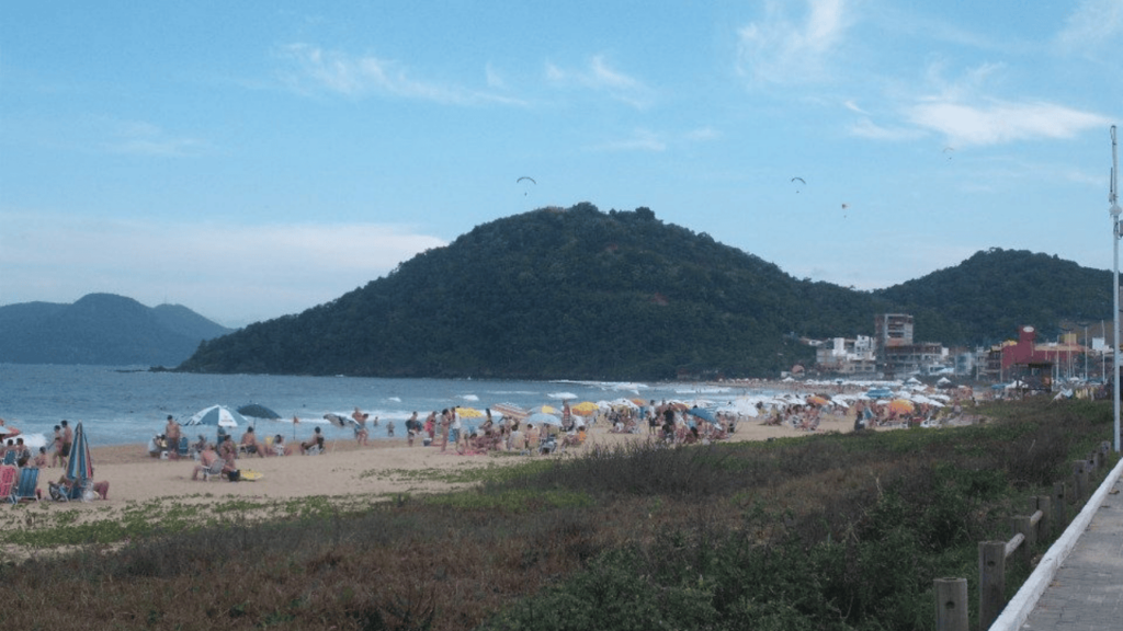 Essa cidade portuária surpreende com qualidade de vida e mar cristalino