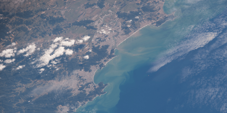 Essa cidade portuária surpreende com qualidade de vida e mar cristalino