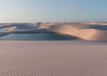 Esse lugar no Brasil forma lagoas cristalinas no meio do deserto