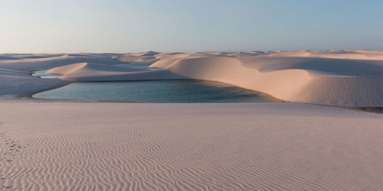 Esse lugar no Brasil forma lagoas cristalinas no meio do deserto