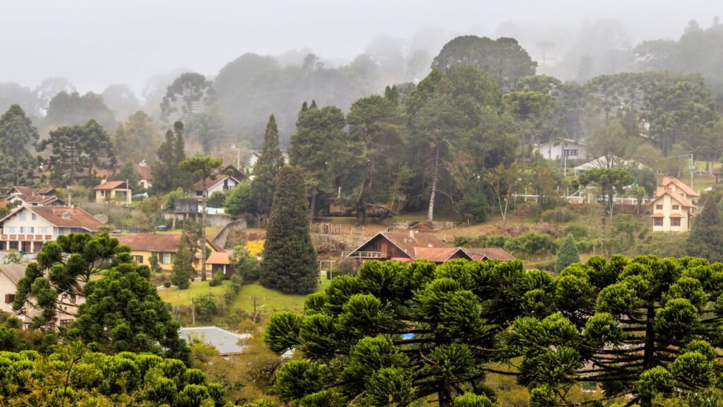 Escondido nas montanhas, esse destino surpreende visitantes
