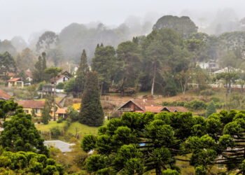 Escondido nas montanhas, esse destino surpreende visitantes