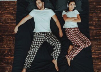 Dormir de lado pode deformar o rosto? Entenda o que diz a medicina