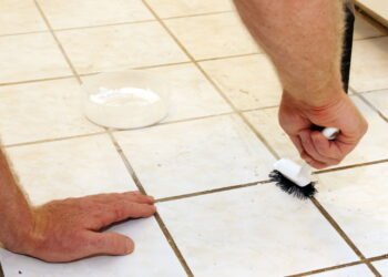 A fórmula caseira que devolve o brilho do rejunte em minutos