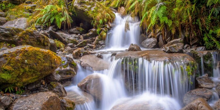 Fenômeno natural forma espuma impressionante no Rio Uruguai