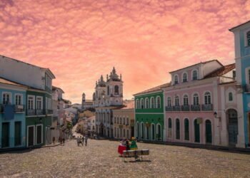 Criada em 1549, a primeira capital do Brasil é hoje uma das metrópoles mais encantadoras e visitadas do país