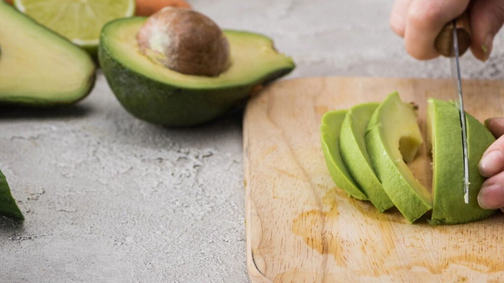 O truque mais eficaz para amadurecer abacate em casa