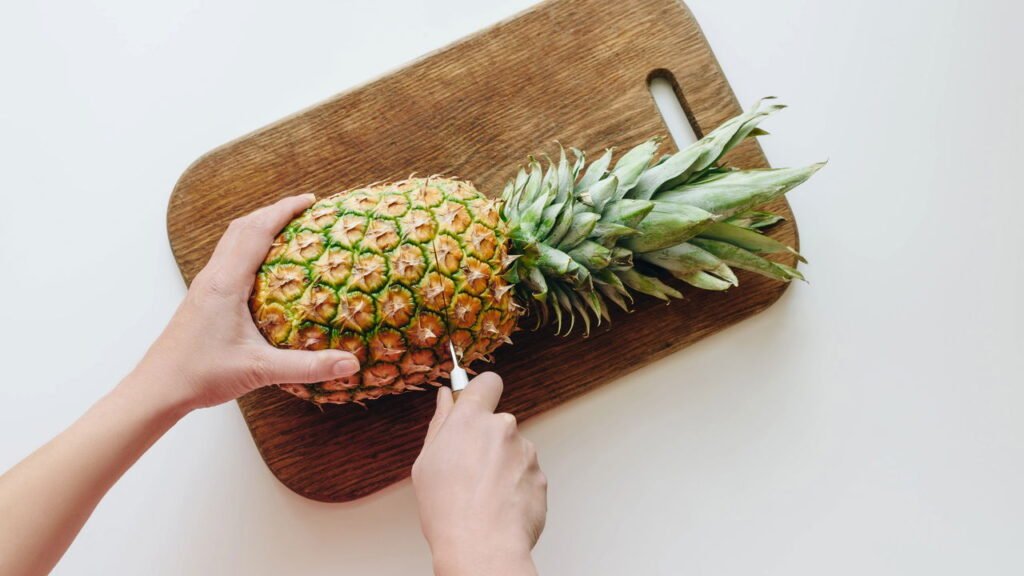 Essa técnica simples está fazendo o abacaxi brotar até em apartamento