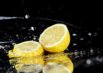 O que acontece com seu corpo se você beber água com limão todos os dias